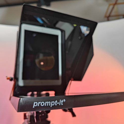 prompt-it-maxi-pro-teleprompter-front-view-of-base-tray-with-close-up-of-Prompt-it-logo